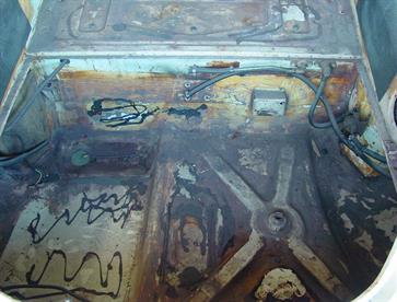 This is what the spare wheel/fuel tank area looked like when everything was removed.  Nothing serious, just a little surface rust and a couple of minor dings, but very dirty and in need of attention.